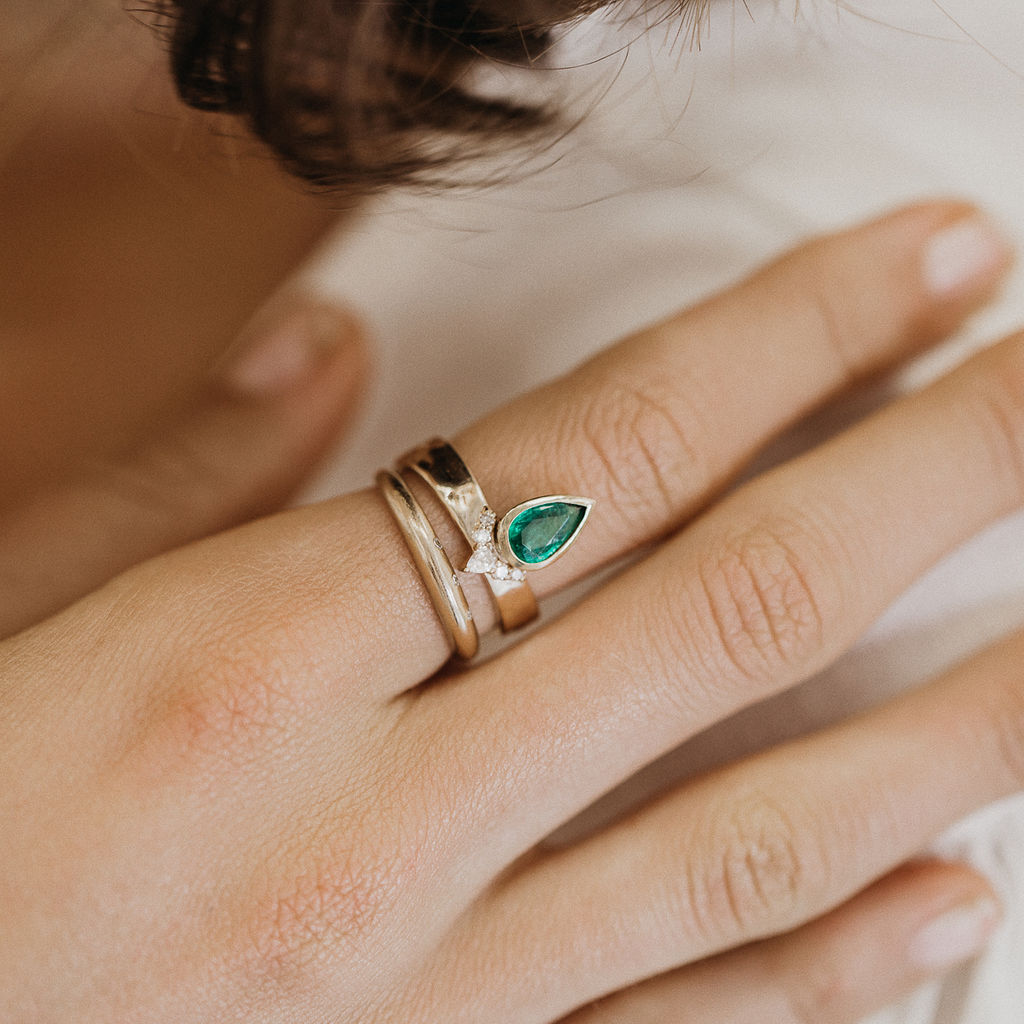 Emerald-Diamond-Ring-Gold-Online-Jewellery-Violet-Gray