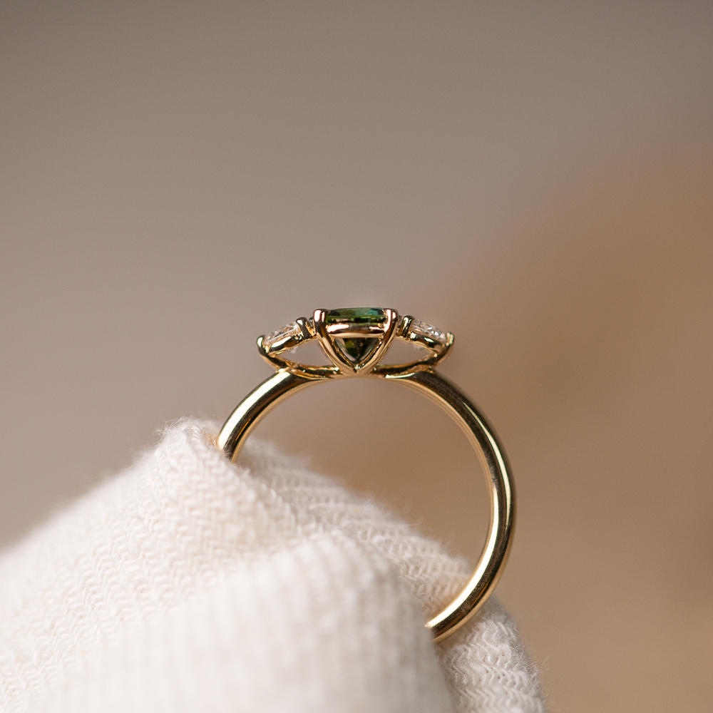 Round-Sapphire-Diamond-Gold-Ring4